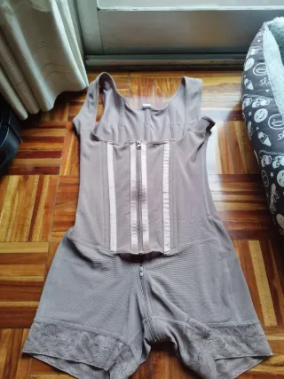 Faja moldeadora beige con cremallera