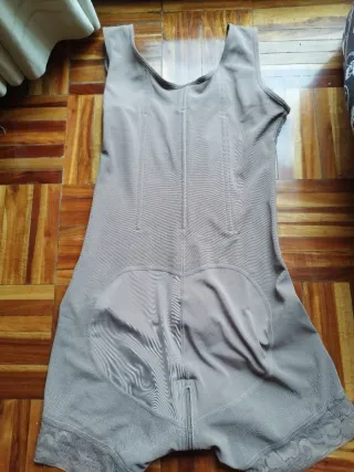 Faja moldeadora beige con cremallera