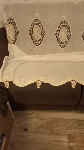 Quattro tende da finestra beige e bianche