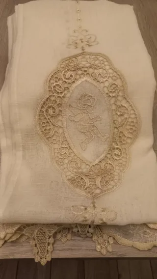 Quattro tende da finestra beige e bianche