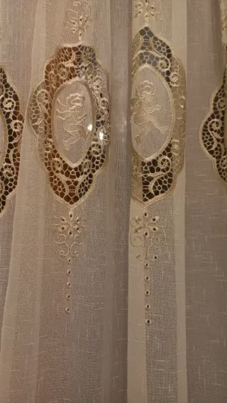 Quattro tende da finestra beige e bianche