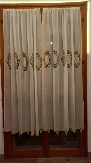 Quattro tende da finestra beige e bianche