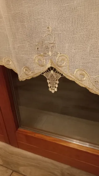 Quattro tende da finestra beige e bianche