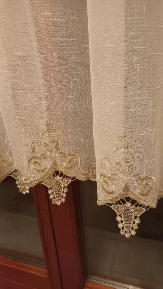 Quattro tende da finestra beige e bianche