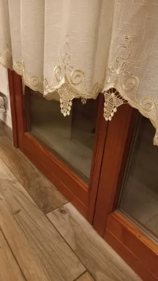 Quattro tende da finestra beige e bianche