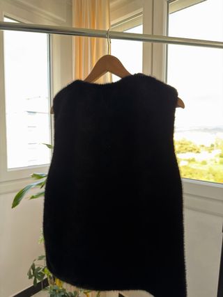 Chaleco pelo negro Stradivarius