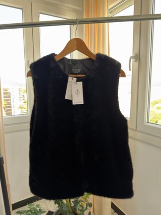 Chaleco pelo negro Stradivarius