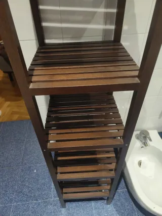 Estantería de madera oscura Ikea