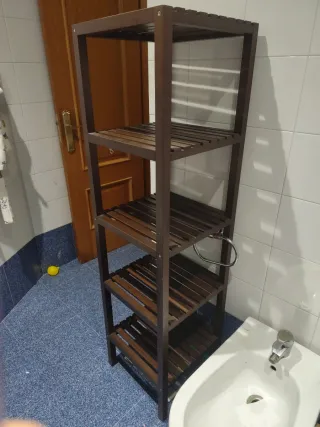 Estantería de madera oscura Ikea