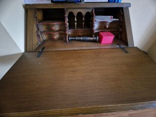 Escritorio antiguo con cajones. Pino macizo