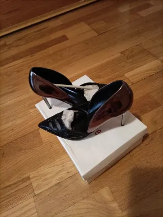 Zapatos de tacón Colour Cherie negros y plateados