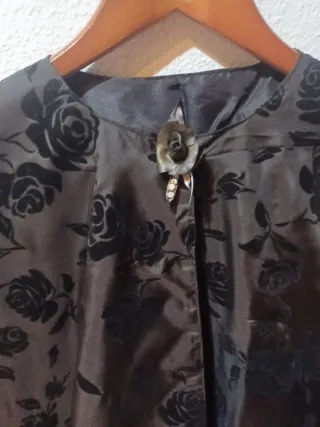 Capa fiesta elegante con flores de terciopelo.