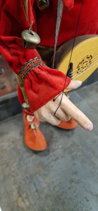 Marioneta artesanal bufón con laúd