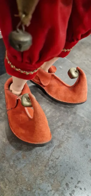 Marioneta artesanal bufón con laúd