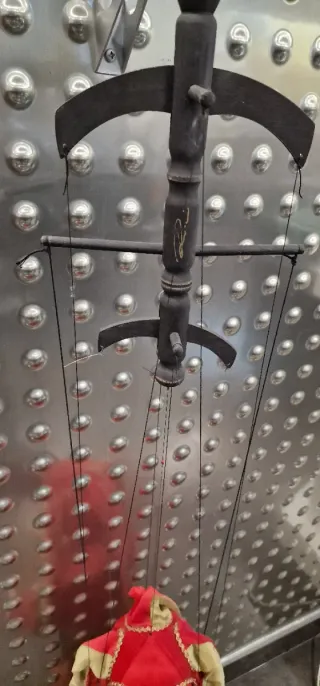 Marioneta artesanal bufón con laúd