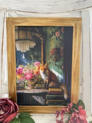 Cuadro dorado zorro entre libros y flores