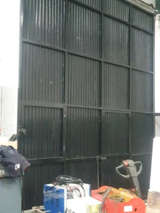 Puerta nave industrial negra