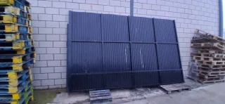 Puerta nave industrial negra