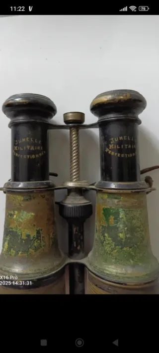 Prismáticos militares antiguos pequeños con brújul