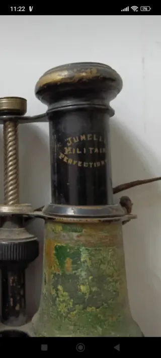 Prismáticos militares antiguos pequeños con brújul