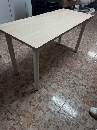Mesa de escritorio madera y patas metalicas