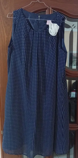 Vestido azul con lunares blancos