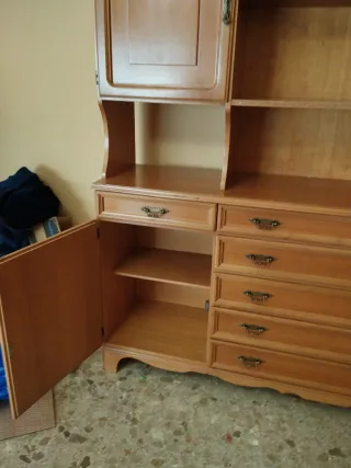 Mueble de madera marrón