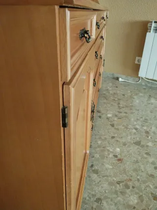 Mueble de madera marrón