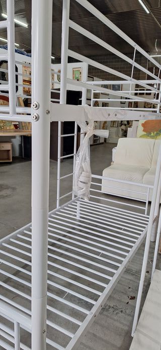 Litera de hierro blanca