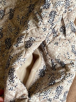 Chaleco acolchado XL con lazo beige estampado