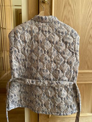 Chaleco acolchado XL con lazo beige estampado