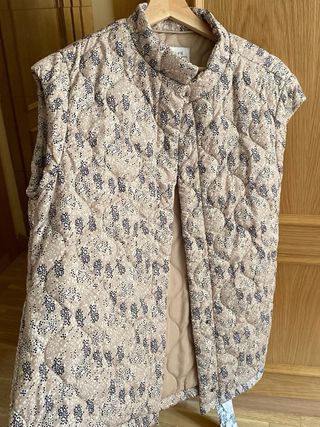 Chaleco acolchado XL con lazo beige estampado