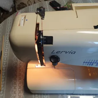 Máquina de coser Lervia