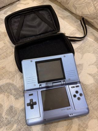 Nintendo DS azul con cargador original y funda.