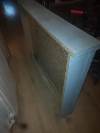 Cubre radiador de madera pintado en azul vintage