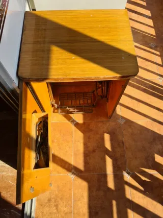 Mueble antiguo madera máquina de coser