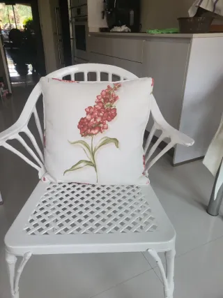 Sillas de hierro blancas con cojines