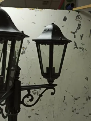 Farola de jardín de metal