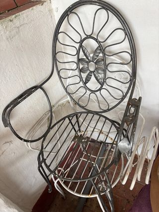 Silla de hierro forjado con diseño floral