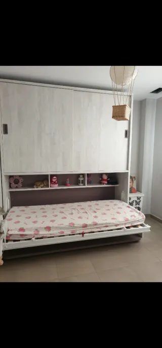 Cama con escritorio de madera