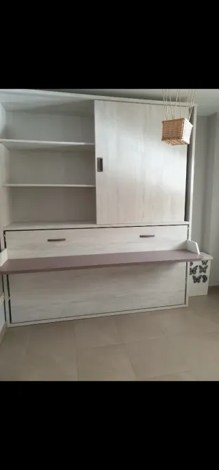 Cama con escritorio de madera