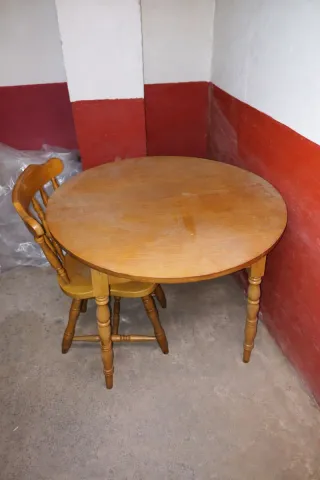 Mesa redonda extensible + 4 Sillas de Madera