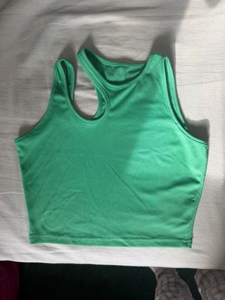 Top verde con corte asimétrico