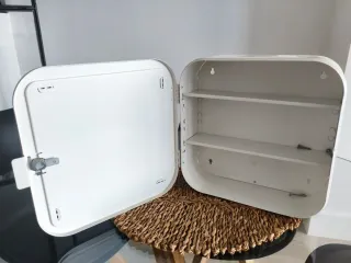 Botiquín Ikea blanco y cristal