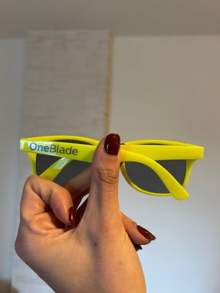 Occhiali da sole gialli fluo