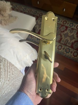 Tiradores dorados para puertas y armarios