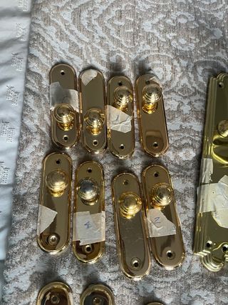 Tiradores dorados para puertas y armarios