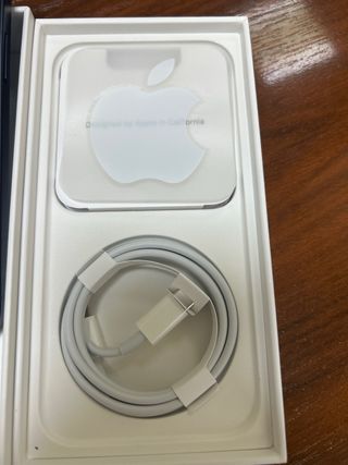 iPhone 12 con caja y cable de carga
