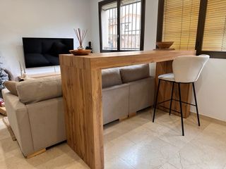 EXCEPCIONAL Mesa alta tipo barra de madera rústica