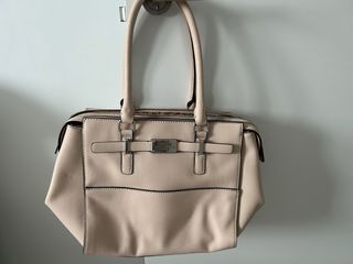 Bolso GUESS color rosa maquillaje